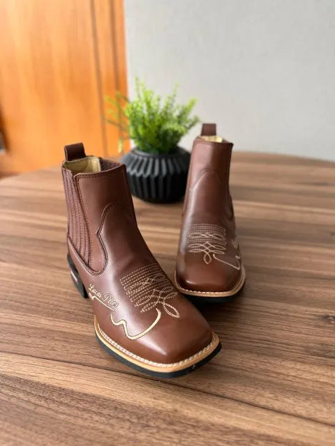 Botina Bento - Couro Látego Marrom/ Bordado Violão Bege - Imagem 2