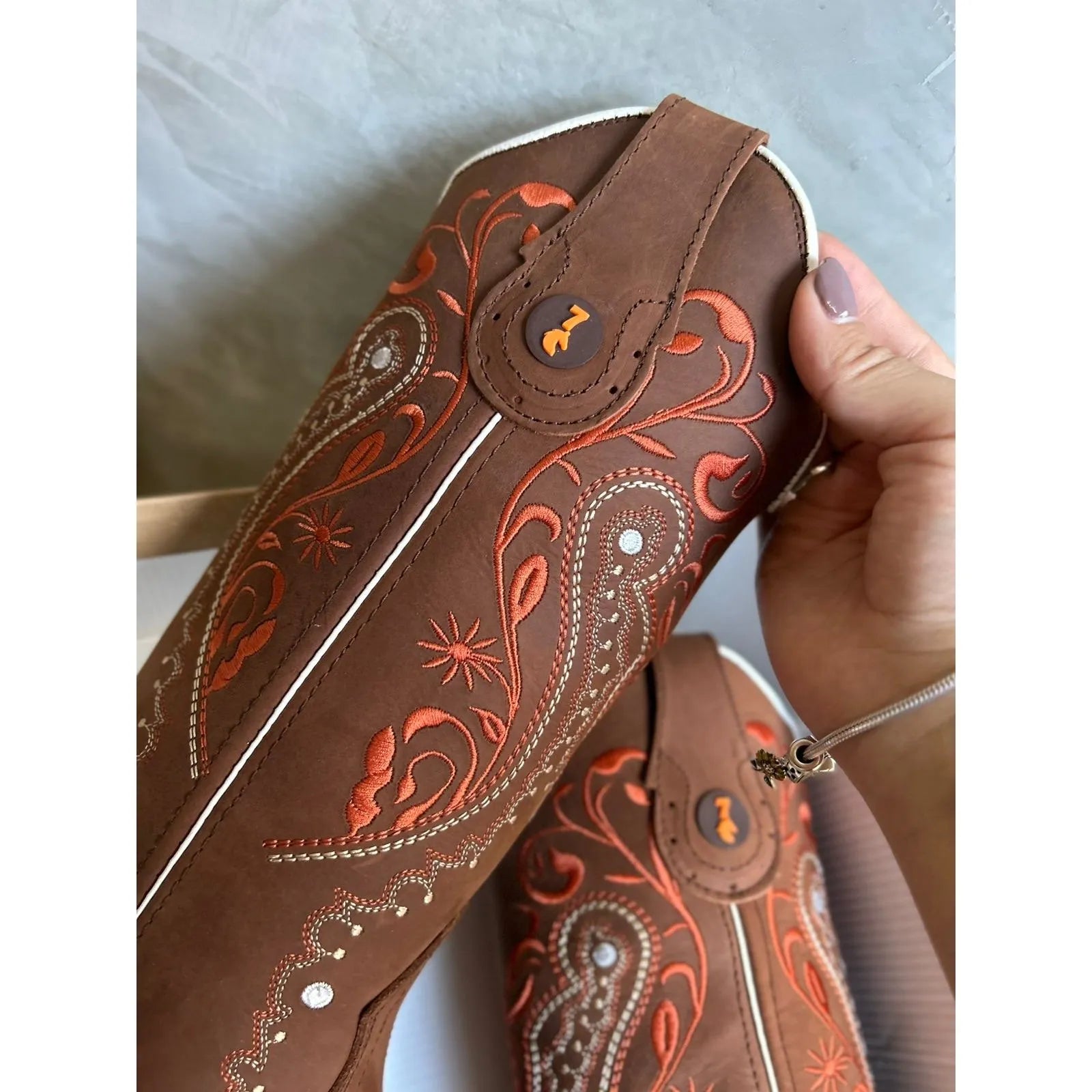 BOTA TEXANA - COURO HORSE NESCAU BORDADO MEIA FLORÊNCIA FERRUGEM - Imagem 3