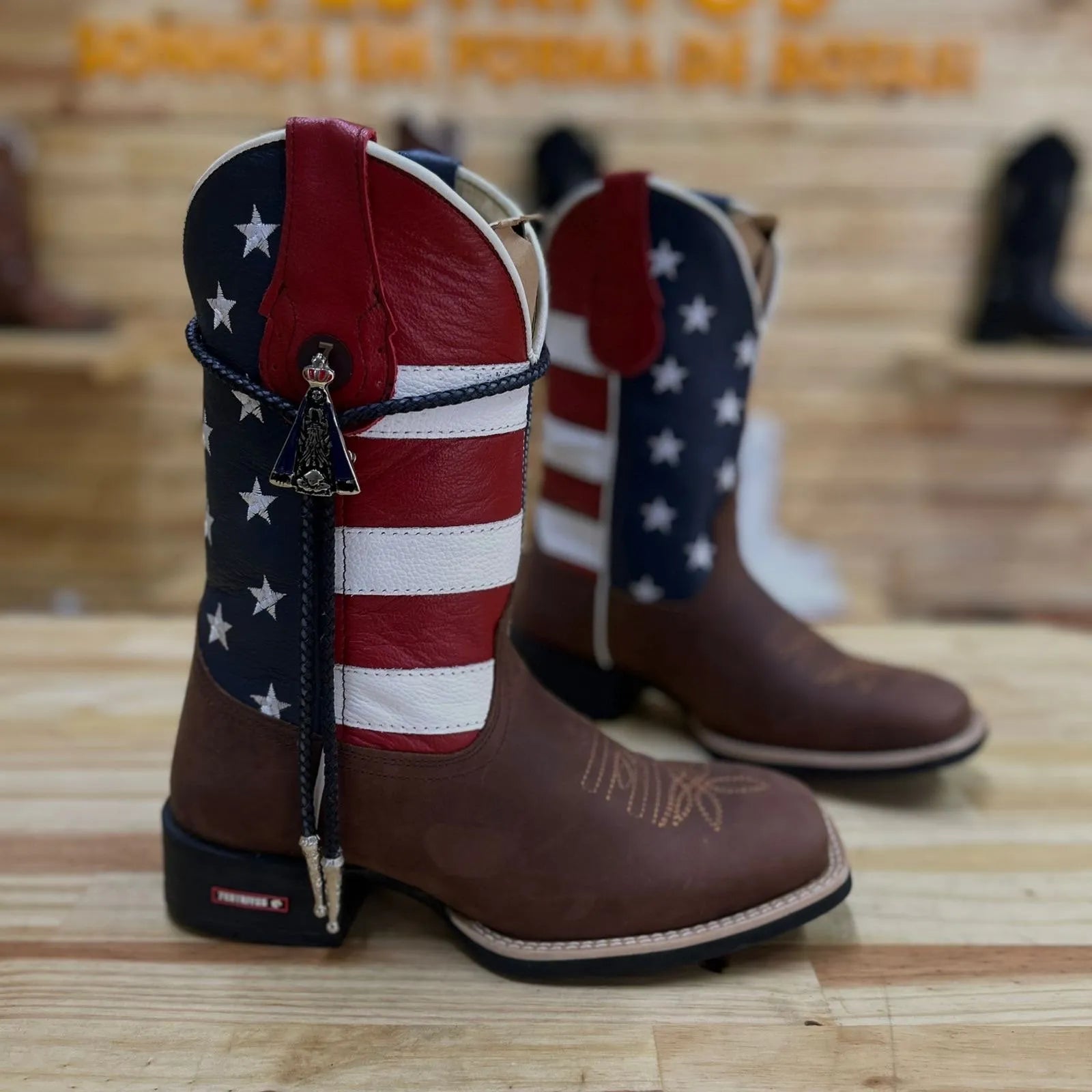 GRAVATA COUNTRY - CORDÃO PRETO PINGENTE PADROEIRA - Imagem 3