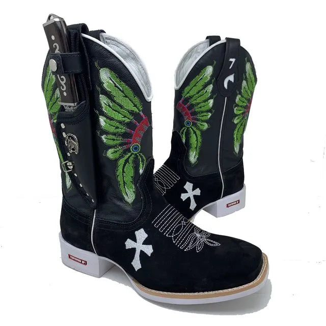 BotaFaca Cocar
- Couro Cano Látego Preto | Couro Gáspea Nobuck Preto | Bordado Verde e Branco