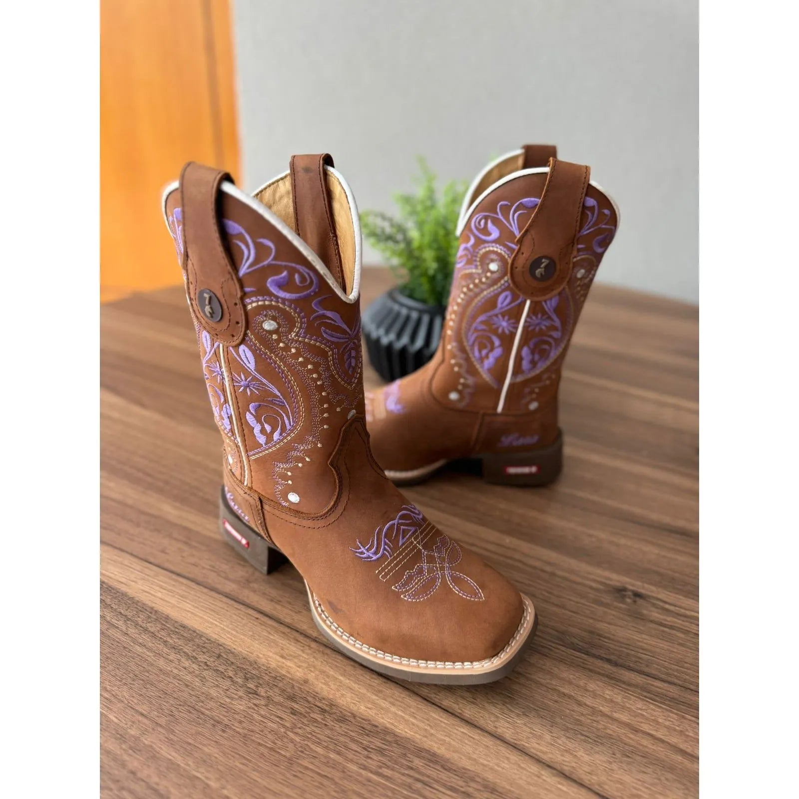 BOTA TEXANA - COURO MUSTANG BORDADO FLORÊNCIA ROXO - Imagem 2