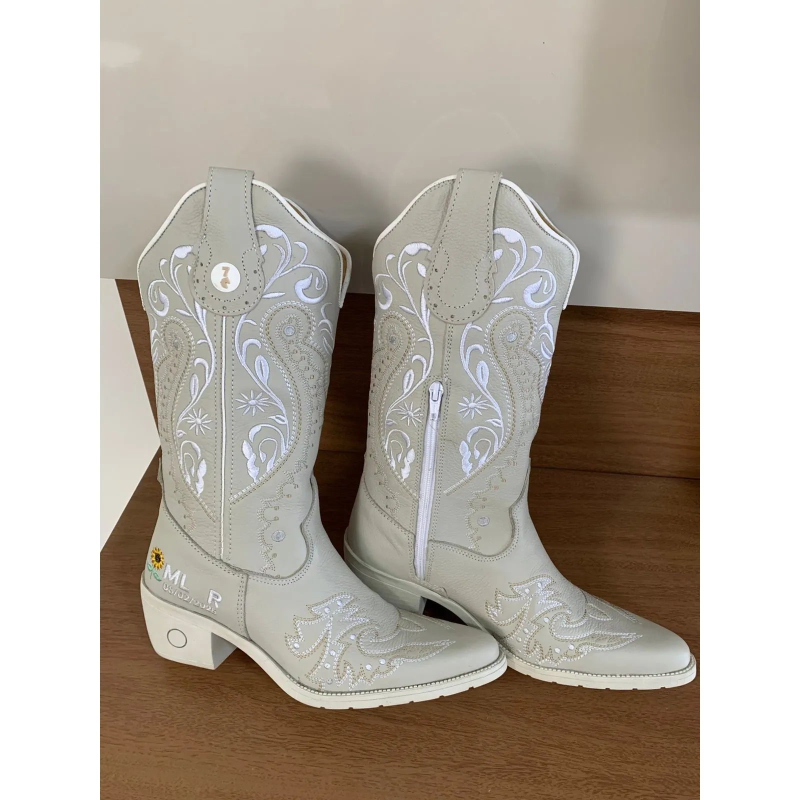 BOTA TEXANA - COURO OFF WHITE BORDADO FLORÊNCIA E GIRASSOL