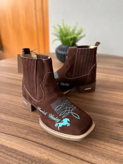 Botina Hariel - Couro Nobuck Marrom/ Bordado Cavalo Azul