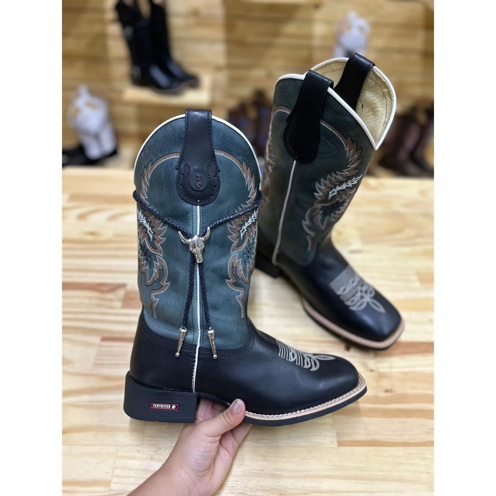 GRAVATA COUNTRY - CORDÃO PRETO PINGENTE TOURO - Imagem 3