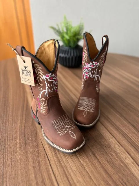 Texana Júlia Infantil - Couro Horse Nescau/Bordado Cavalo Branco e Rosa - Imagem 2