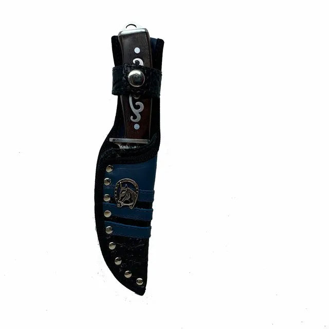 BotaFaca Americana Gold
- Couro Látego Preto | Bordados Azul Escuro e Vermelho - Imagem 3