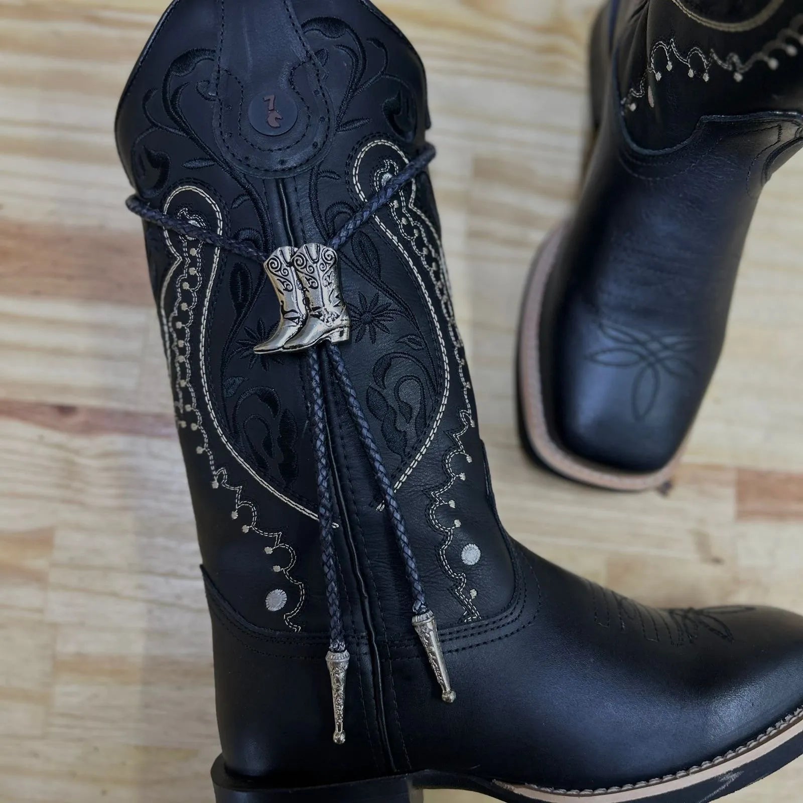 GRAVATA COUNTRY - CORDÃO PRETO PINGENTE BOTA - Imagem 4