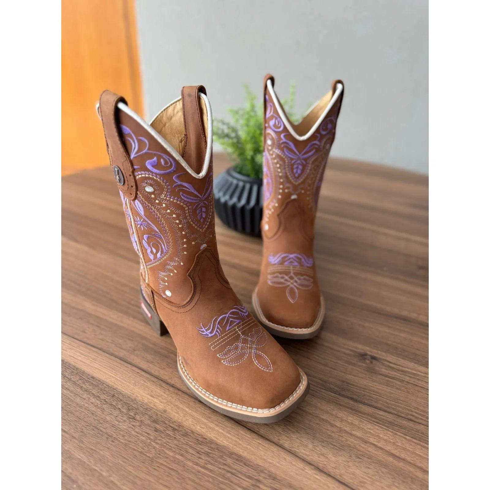 BOTA TEXANA - COURO MUSTANG BORDADO FLORÊNCIA ROXO