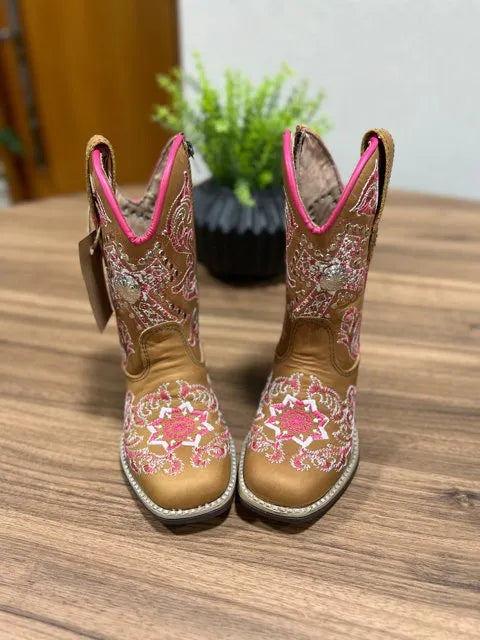 Texana Andressa Infantil - Couro Fóssil Havana/Bordado Cruz Rosa com Metais - Imagem 2