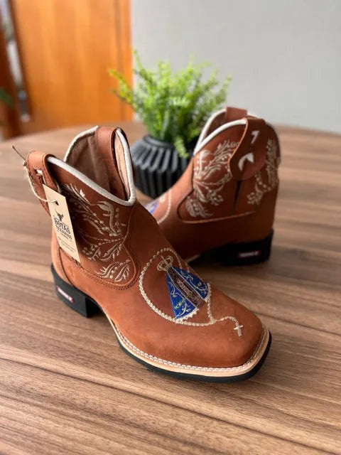 Botina Cano Médio Bárbara - Couro Horse Telha/ Bordado Ramos Bege e Padroeira