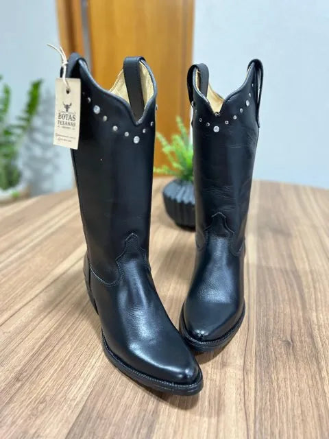 Texana Virgínia Bico Fino - Couro Látego Preto/Sem Bordado All-Black com Metais - Imagem 2