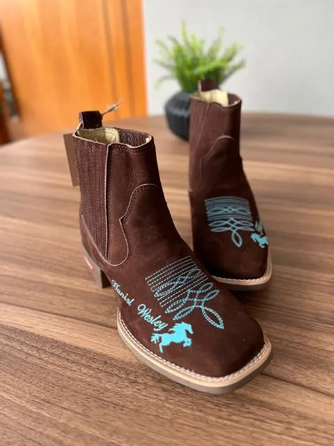 Botina Hariel - Couro Nobuck Marrom/ Bordado Cavalo Azul - Imagem 2