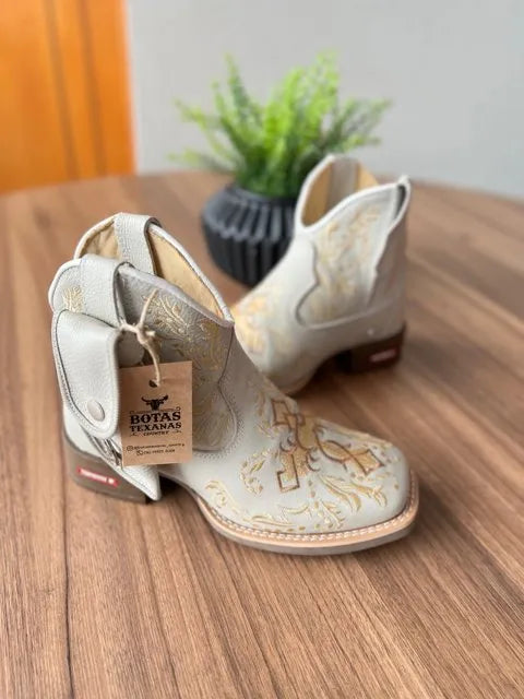 Botina Cano Médio Michele com Kit Canivete - Couro Off-White/ Bordado Cruz Marrom e Bege - Imagem 2