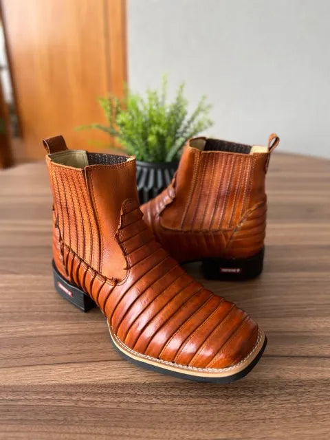 Botina Cristiano - Couro Pinhão Queimado/ Bordado Tatu