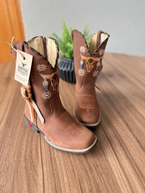 Texana Helena Infantil - Couro Horse Nescau/Bordado Touro 3D Laranja com Trice - Imagem 2