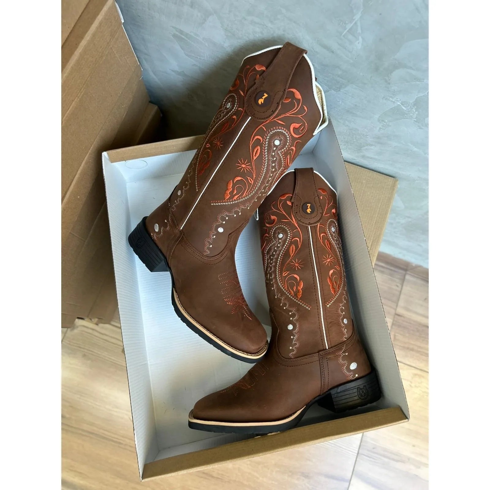 BOTA TEXANA - COURO HORSE NESCAU BORDADO MEIA FLORÊNCIA FERRUGEM - Imagem 2