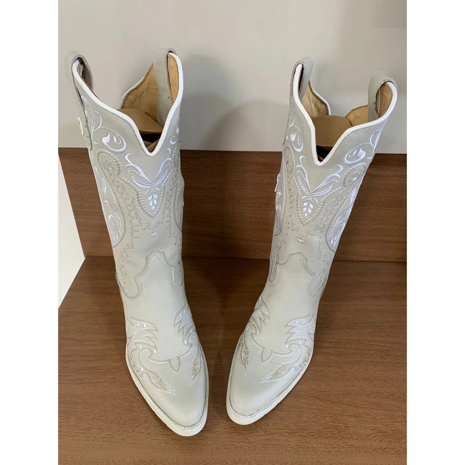 BOTA TEXANA - COURO OFF WHITE BORDADO FLORÊNCIA E GIRASSOL - Imagem 3