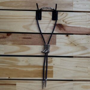 GRAVATA COUNTRY - CORDÃO PRETO PINGENTE BOTA