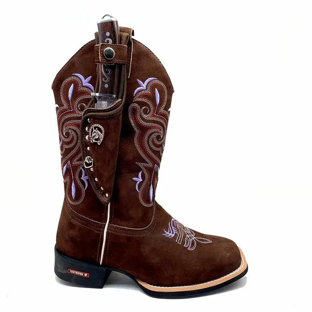 BotaFaca Heloísa
- Couro Nobuck Chocolate | Bordado Roxo e Branco - Imagem 2