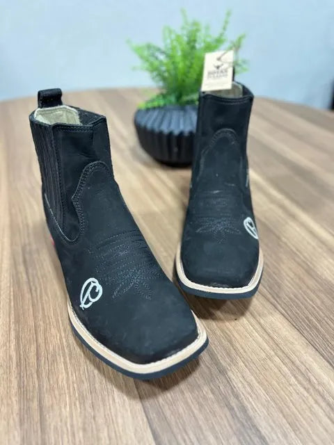 Botina Cássio - Couro Nobuck Preto/ Bordado Símbolo Time - Imagem 2