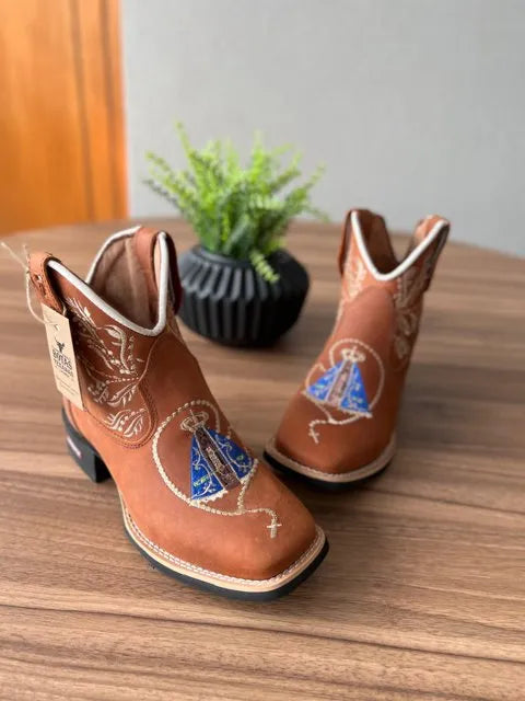 Botina Cano Médio Bárbara - Couro Horse Telha/ Bordado Ramos Bege e Padroeira - Imagem 2