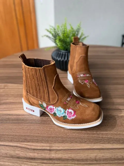 Botina Laís - Couro Nobuck Castor/ Bordado Flores Rosa e Azul