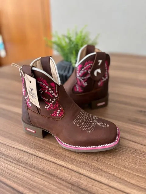 Botina Cano Médio Isadora - Couro Horse Nescau/Bordado Ramos Rosa