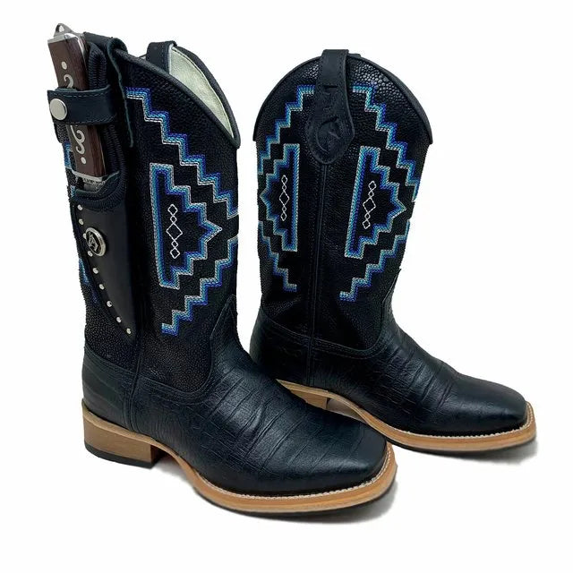 BotaFaca Agroboy
- Couro Cano Látego Estilizado em Tilápia Preta | Gáspea Látego Estilizado em Jacaré Preto | Bordado Azul e Branco | Sola de Madeira