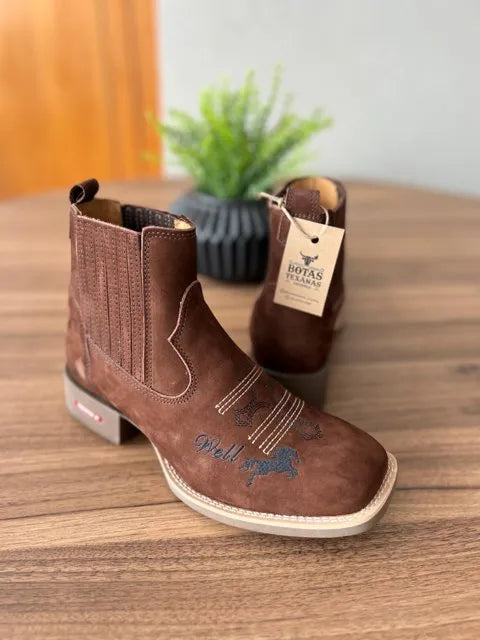 Botina César - Couro Nobuck Marrom/Bordado Cruz Preto - Imagem 2