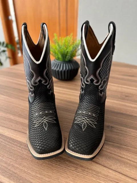 Texana Bruno - Couro Látego e Tilápia Preto/ Bordado Asas Bege - Imagem 2