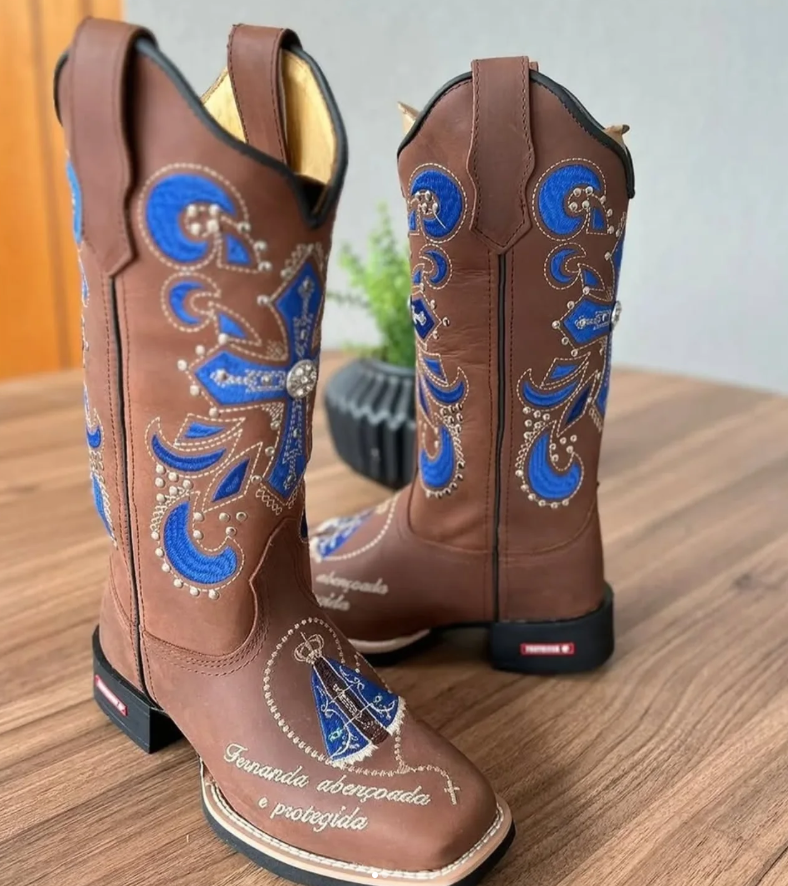 Bota Texana Amora 3 - Couro Horse Nescau/ Laser Bordado Cruz Azul - Imagem 2