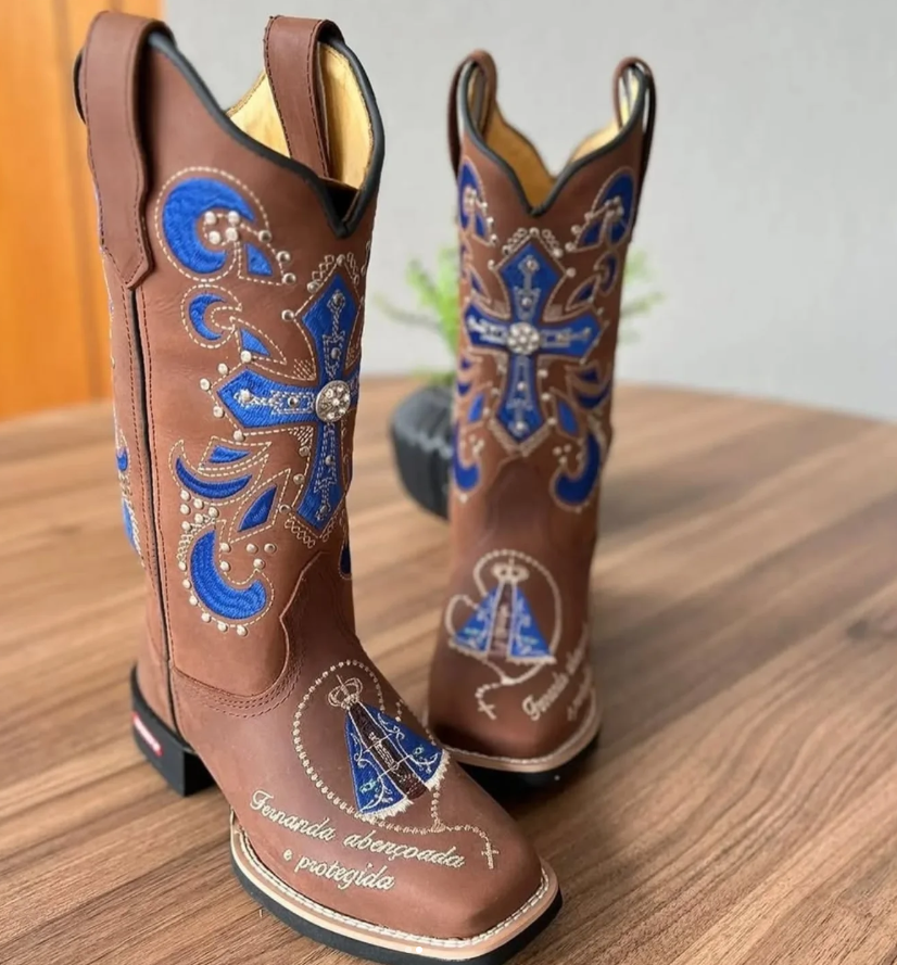 Bota Texana Amora 3 - Couro Horse Nescau/ Laser Bordado Cruz Azul