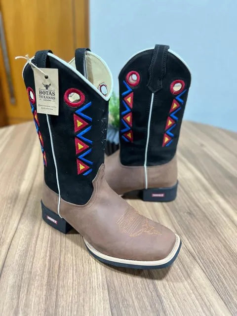 Texana Davi - Couro Nobuck Preto e Horse Nescau/ Bordado Geométrico Azul e Vermelho