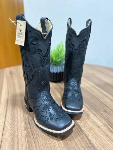 Texana Maria Alice - Couro Látego Preto/ Bordado Tribal Preto com Cruz e Padroeira - Imagem 2