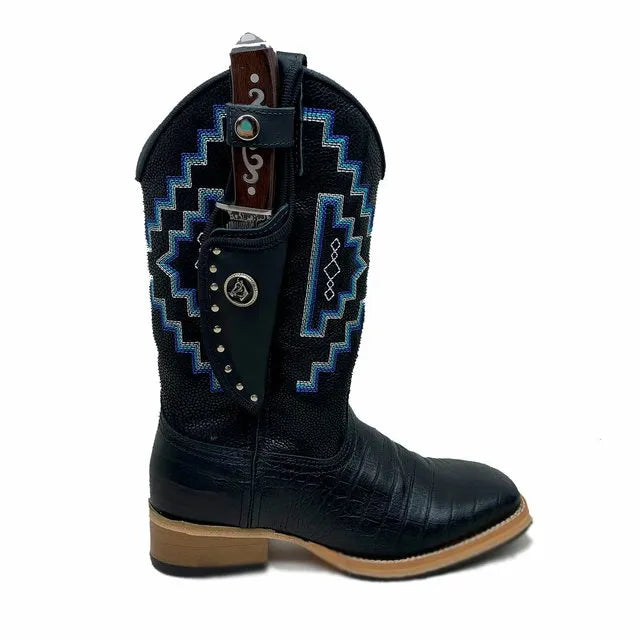 BotaFaca Agroboy
- Couro Cano Látego Estilizado em Tilápia Preta | Gáspea Látego Estilizado em Jacaré Preto | Bordado Azul e Branco | Sola de Madeira - Imagem 2