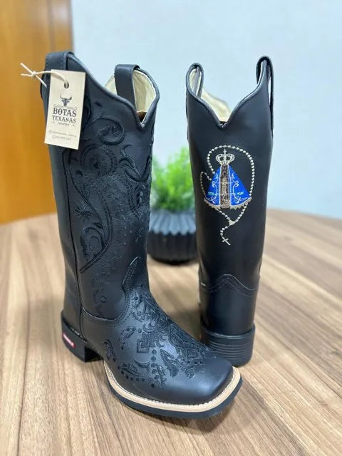 Texana Maria Alice - Couro Látego Preto/ Bordado Tribal Preto com Cruz e Padroeira - Imagem 3