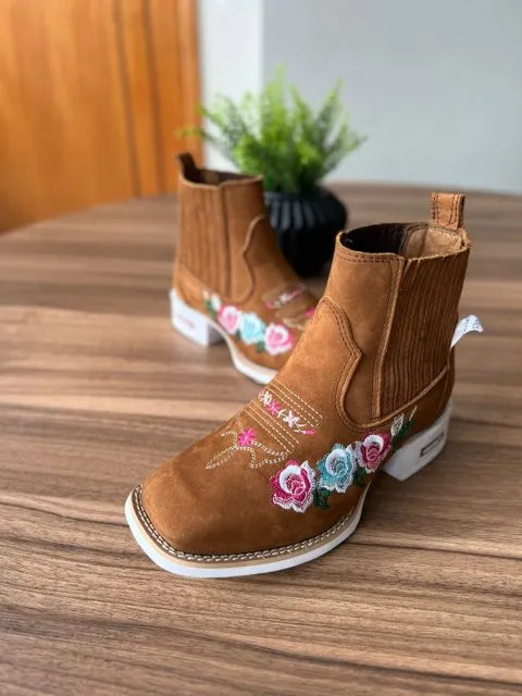 Botina Laís - Couro Nobuck Castor/ Bordado Flores Rosa e Azul - Imagem 2