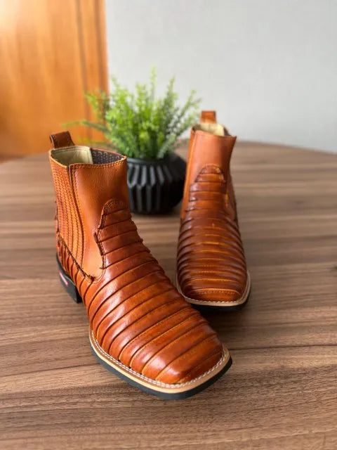 Botina Cristiano - Couro Pinhão Queimado/ Bordado Tatu - Imagem 2