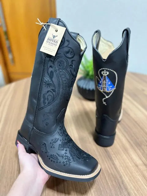 Texana Maria Alice - Couro Látego Preto/ Bordado Tribal Preto com Cruz e Padroeira