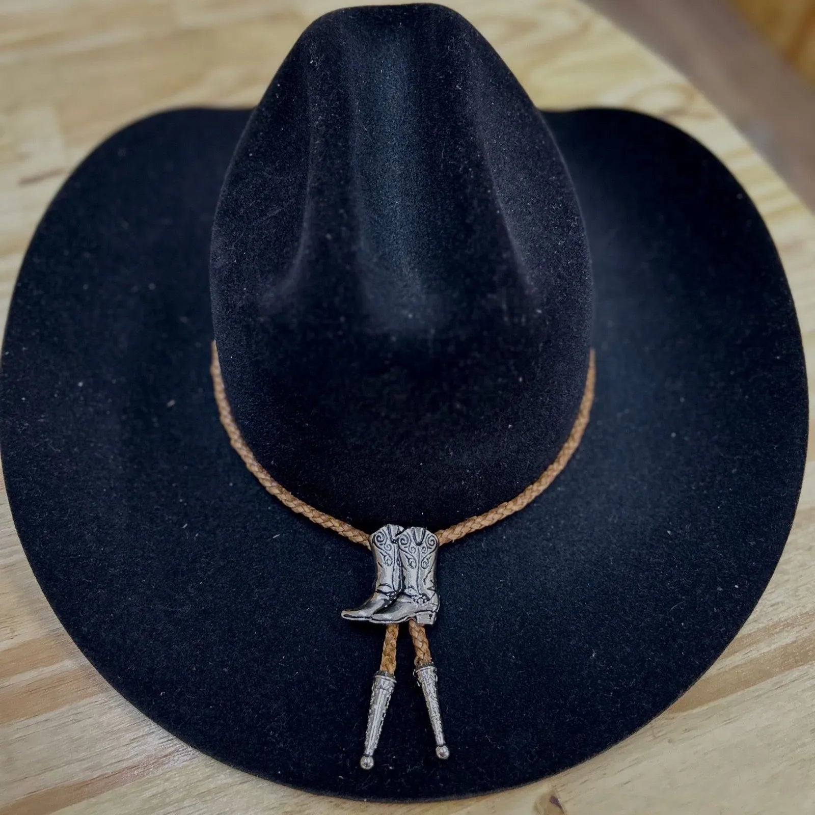 GRAVATA COUNTRY - CORDÃO PRETO PINGENTE BOTA - Imagem 2