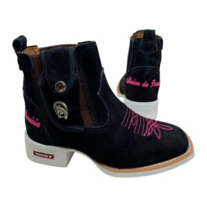 BotinaCanivete Tradicional
- Com Menina da Pecuária | Couro Nobuck Preto | Bordado Rosa | Solado Branco