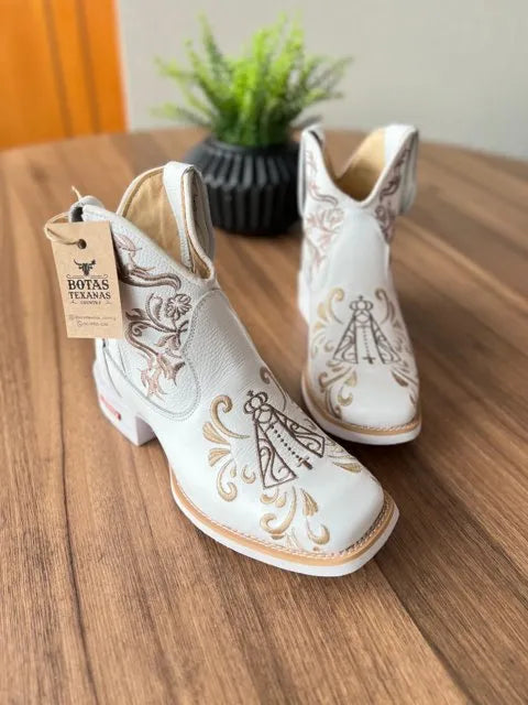 Botina Cano Médio Maria - Couro Floatter Branco/ Bordado Padroeira Marrom e Bege