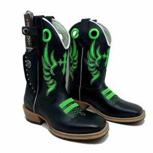 BotaFaca Escudo
- Couro Látego Preto | Bordado Verde Neon | Solado de Madeira