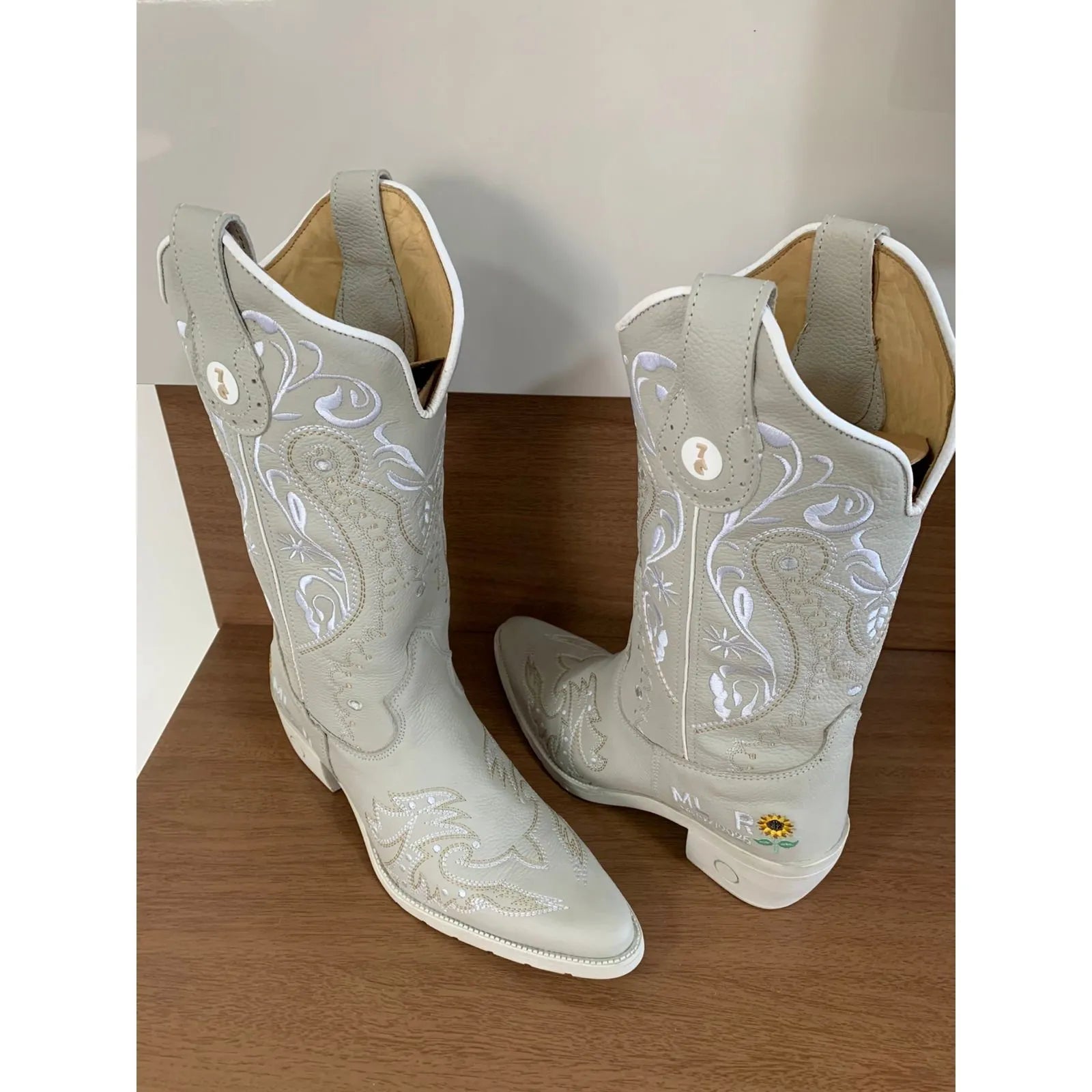 BOTA TEXANA - COURO OFF WHITE BORDADO FLORÊNCIA E GIRASSOL - Imagem 2