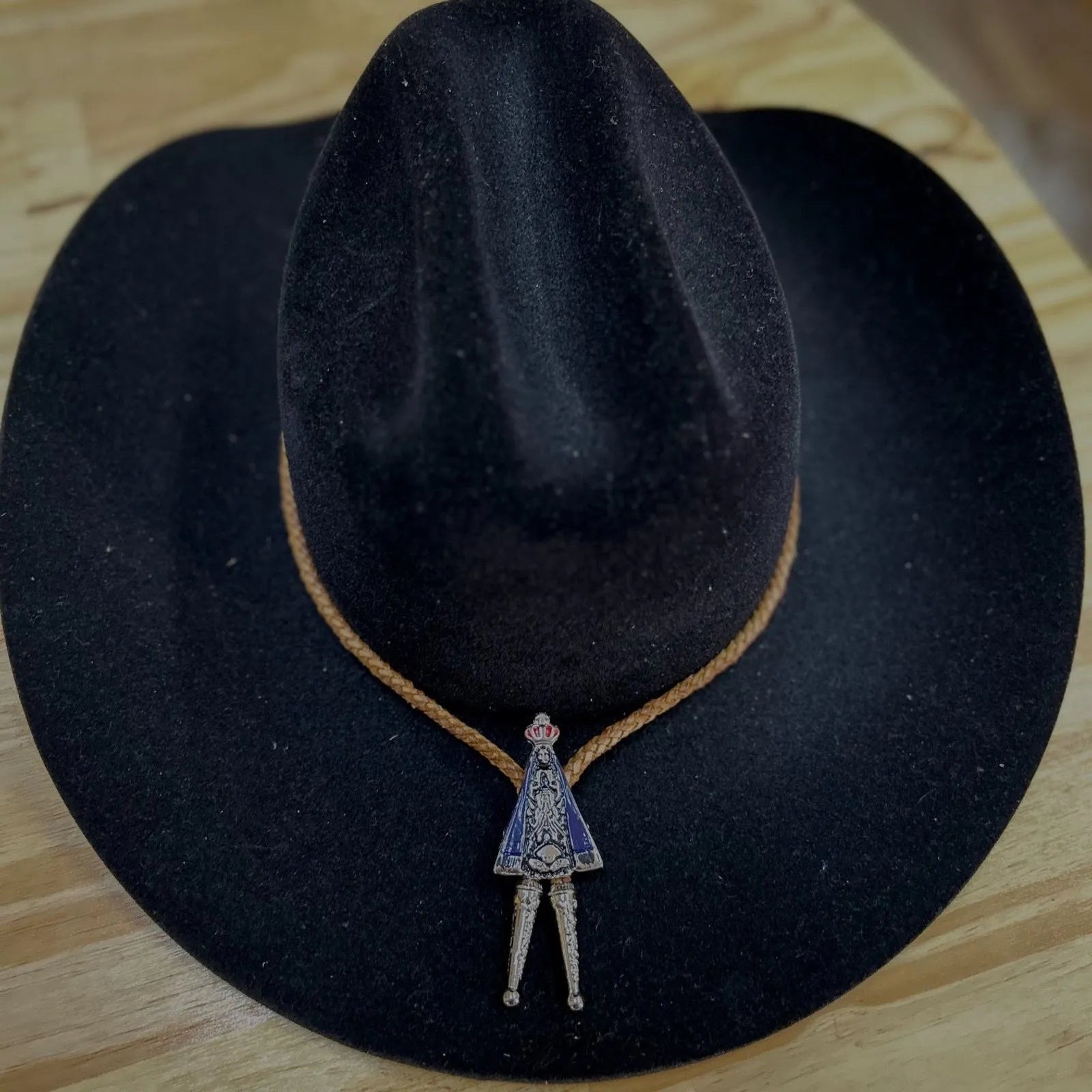 GRAVATA COUNTRY - CORDÃO PRETO PINGENTE PADROEIRA - Imagem 2