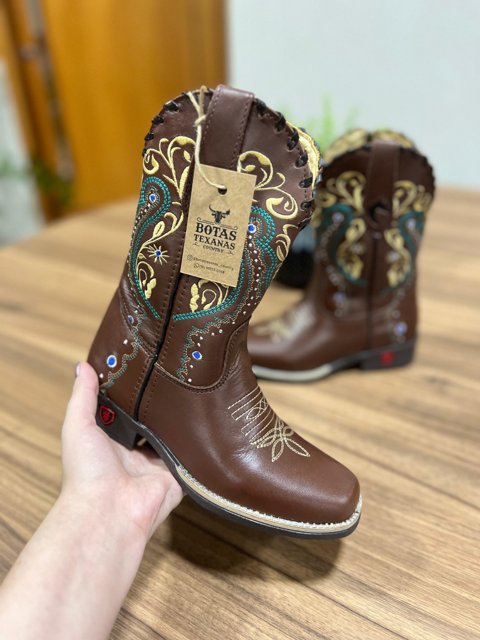 Texana Alice Infantil - Couro Látego Marrom/Bordado Tribal Verde e Bege com Trice - Imagem 2