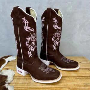 Texana Primavera - Couro Nobuck Chocolate | Bordado Rosa Claro | Sola Branca