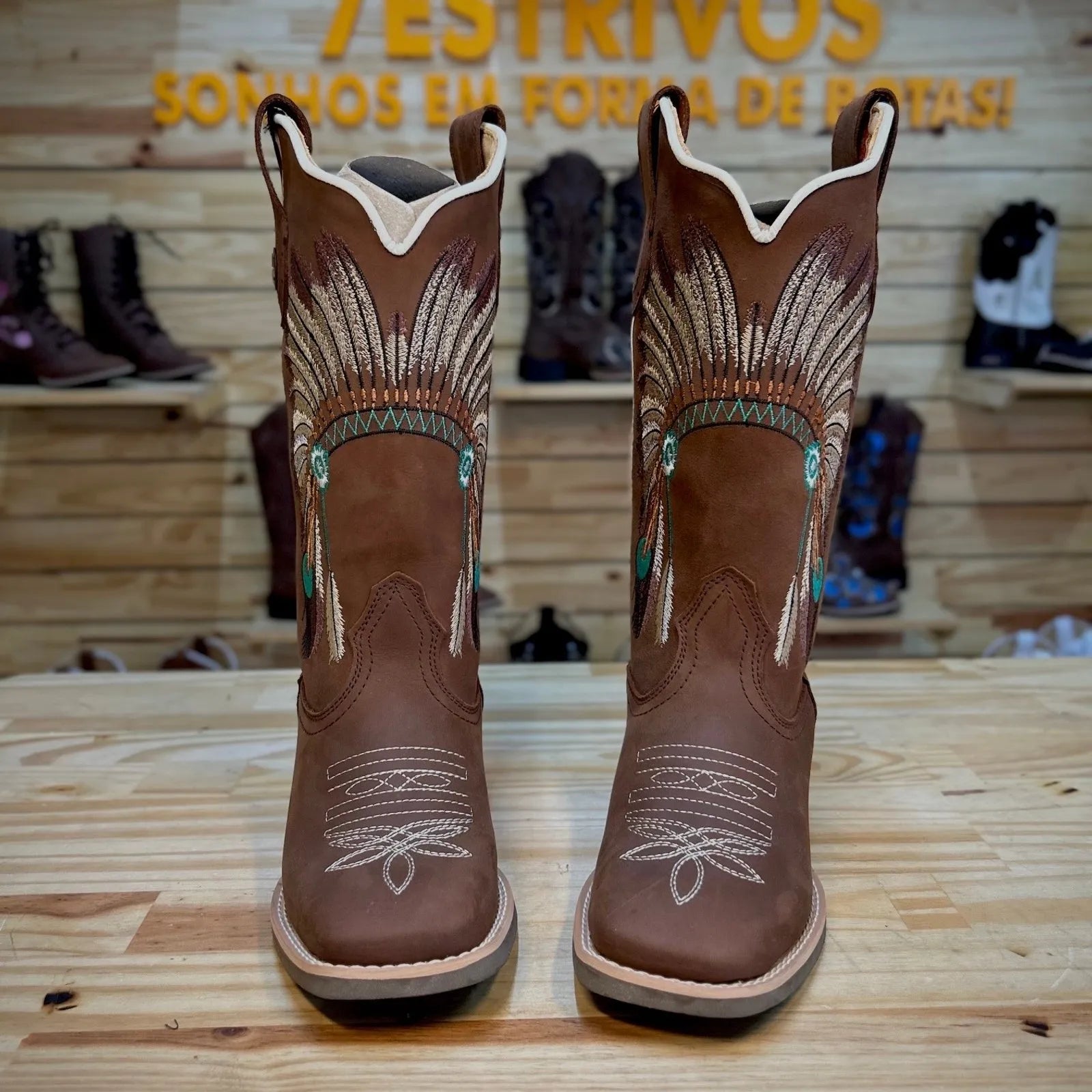 Texana Cocar Feminina 2.0 - Couro Crazy Horse Nescau | Bordados Bege e Verde - Imagem 6