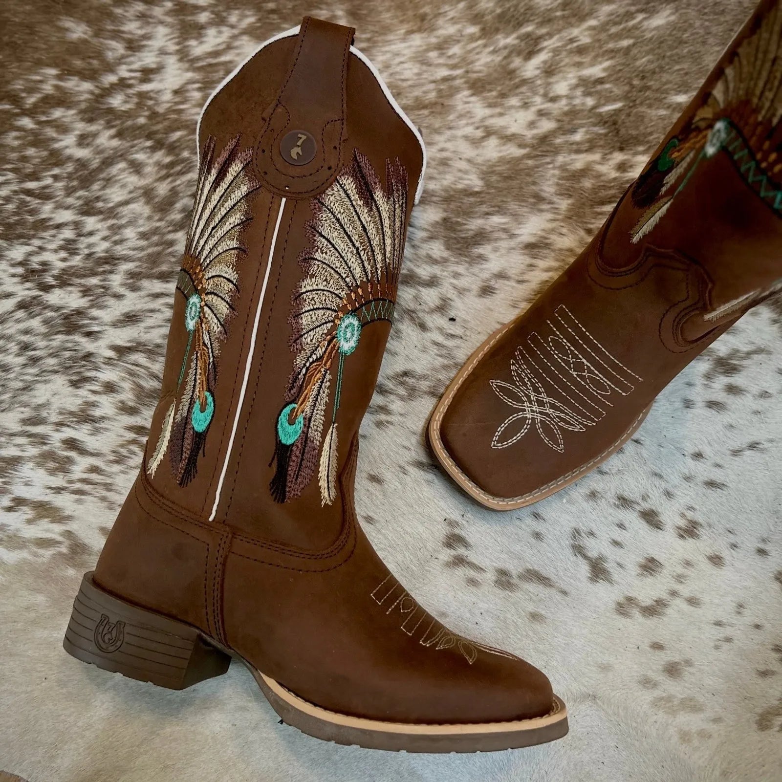 Texana Cocar Feminina 2.0 - Couro Crazy Horse Nescau | Bordados Bege e Verde - Imagem 2