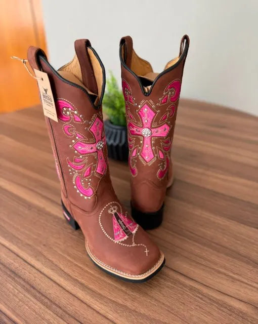 Texana Amora - Couro Horse Nescau/Bordado Cruz e Padroeira Rosa/Metais - Imagem 2